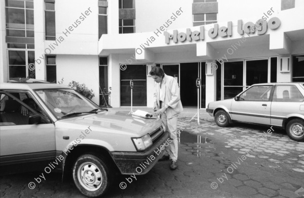 Image of sheet 19850520 photo 11: frtsg. 850510 Feier in Santiago de Atitlan. In Panachajel wählen die IndianerInen ihr den Präsidenten. Jan Schmeitz holländischer Fernseh TV Journalist an der Schreibmaschiene vor dem Hotel. Portrait. Die Bauern in ihren jeweiligen Trachten stehen vor dem Wahllokal in der Schlange. Gruppenbild Wahlen. Eine Mutter Campesina Indigena Indio und ihr Kind im Tuch wählt. In Solola ist der Platz voll von Menschenschlangen die den neuen Präsidenten wählen müsssen. Die Autodefensa ist ein gefährlicher Kontrollmechansimus zur Ueberwachung der eigenen Dorfwache Dorfwächter Dorfbevölkerung. Sie sind vom Staat organisiert und tragen auch einfache Holzgewehratrappen. Zwei alte Bauern in Patzun. Bauern beim wählen. Campesinos Guatemala 1985