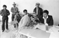 Image of sheet 19850520 photo 15: frtsg. 850510 Feier in Santiago de Atitlan. In Panachajel wählen die IndianerInen ihr den Präsidenten. Jan Schmeitz holländischer Fernseh TV Journalist an der Schreibmaschiene vor dem Hotel. Portrait. Die Bauern in ihren jeweiligen Trachten stehen vor dem Wahllokal in der Schlange. Gruppenbild Wahlen. Eine Mutter Campesina Indigena Indio und ihr Kind im Tuch wählt. In Solola ist der Platz voll von Menschenschlangen die den neuen Präsidenten wählen müsssen. Die Autodefensa ist ein gefährlicher Kontrollmechansimus zur Ueberwachung der eigenen Dorfwache Dorfwächter Dorfbevölkerung. Sie sind vom Staat organisiert und tragen auch einfache Holzgewehratrappen. Zwei alte Bauern in Patzun. Bauern beim wählen. Campesinos Guatemala 1985