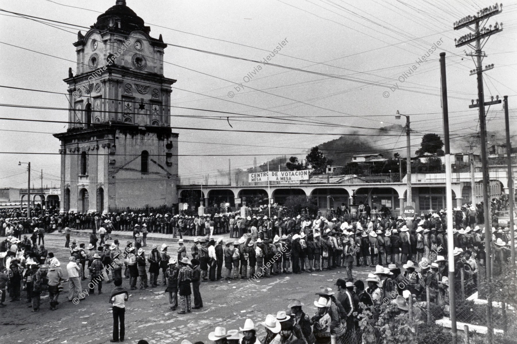 Image of sheet 19850520 photo 16: frtsg. 850510. In Solola wählen die Indianer Indianerinnen den neuen Staatspräsidenten. Die Bauern Indio Indigena in ihren jeweiligen Trachten stehen vor dem Wahllokal in der Schlange. Gruppenbild Wahlen. In Solola ist der Platz voll von Menschenschlangen die den neuen Präsidenten wählen müsssen.. Bauern beim wählen. Campesinos Guatemala 1985 √