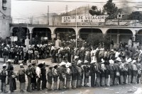 Image of sheet 19850520 photo 17: Indios Bauern stehen Schlange auf dem Platz vor dem Wahllokal. Solola Guatemala. Nov. 1985 √