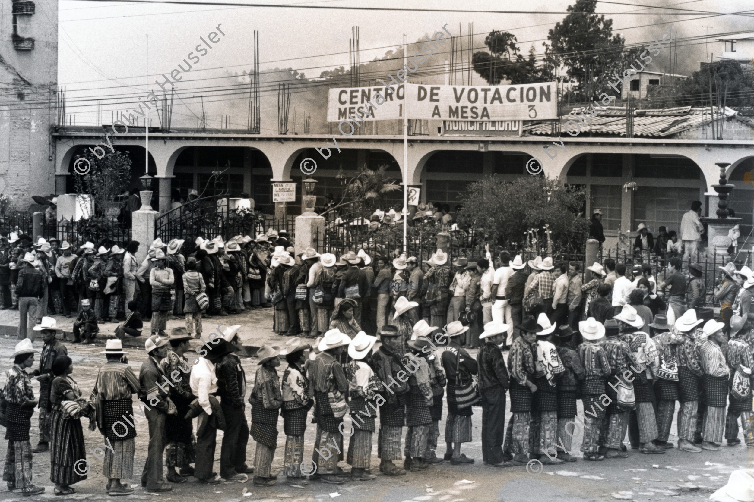 Image of sheet 19850520 photo 17: Indios Bauern stehen Schlange auf dem Platz vor dem Wahllokal. Solola Guatemala. Nov. 1985 √