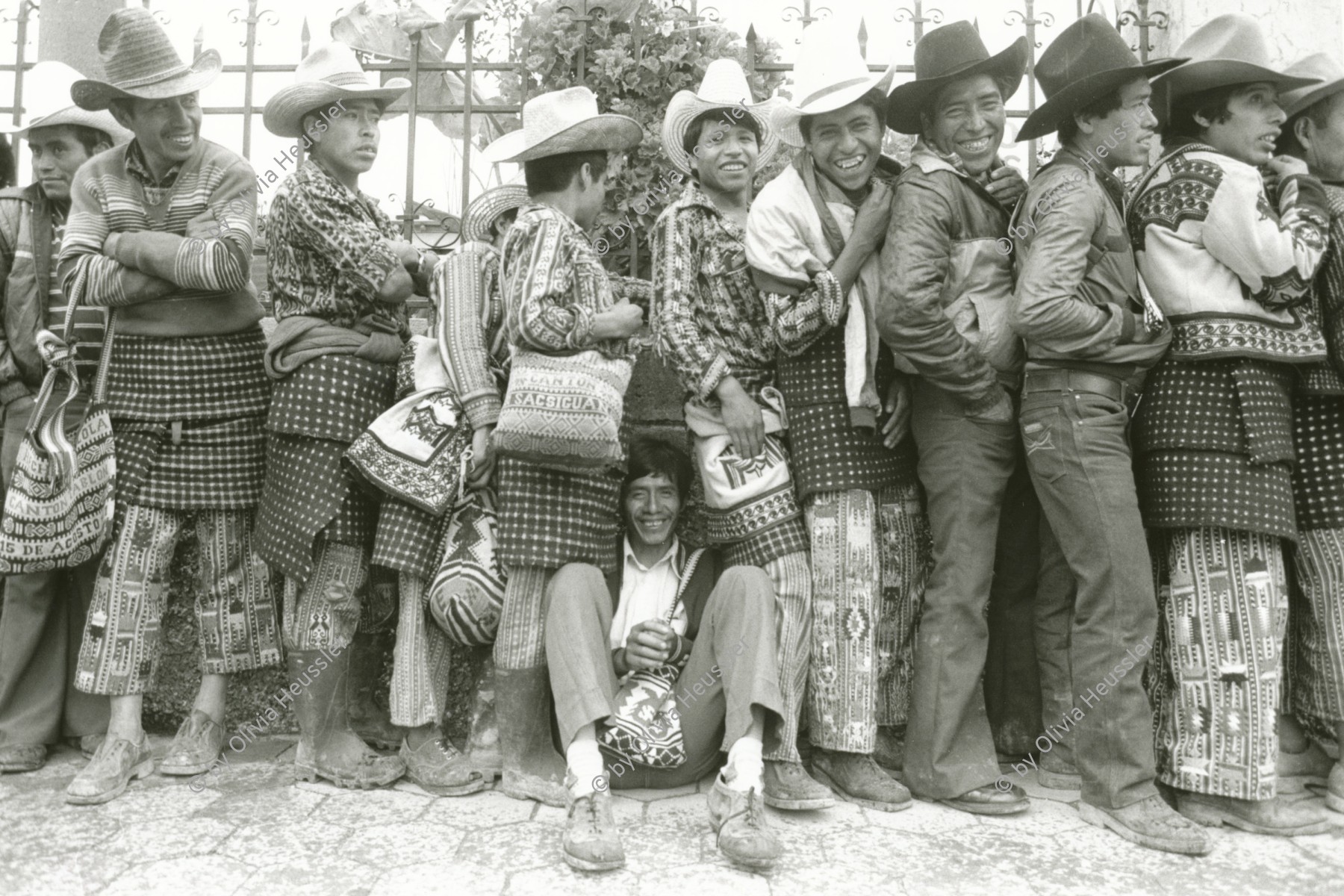 Image of sheet 19850520 photo 21: Indianer Indianische Gruppenbild Bauern Campesinos Indigenas stehen Schlange vor dem Wahllokal in Solola. Wahlen. Guatemala 1985 √