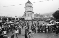 Image of sheet 19850520 photo 23: frtsg. 850510 Feier in Santiago de Atitlan. In Panachajel wählen die IndianerInen ihr den Präsidenten. Jan Schmeitz holländischer Fernseh TV Journalist an der Schreibmaschiene vor dem Hotel. Portrait. Die Bauern in ihren jeweiligen Trachten stehen vor dem Wahllokal in der Schlange. Gruppenbild Wahlen. Eine Mutter Campesina Indigena Indio und ihr Kind im Tuch wählt. In Solola ist der Platz voll von Menschenschlangen die den neuen Präsidenten wählen müsssen. Die Autodefensa ist ein gefährlicher Kontrollmechansimus zur Ueberwachung der eigenen Dorfwache Dorfwächter Dorfbevölkerung. Sie sind vom Staat organisiert und tragen auch einfache Holzgewehratrappen. Zwei alte Bauern in Patzun. Bauern beim wählen. Campesinos Guatemala 1985
