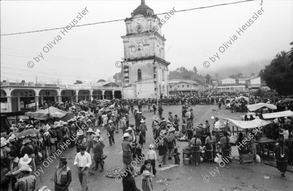 Image of sheet 19850520 photo 23: frtsg. 850510 Feier in Santiago de Atitlan. In Panachajel wählen die IndianerInen ihr den Präsidenten. Jan Schmeitz holländischer Fernseh TV Journalist an der Schreibmaschiene vor dem Hotel. Portrait. Die Bauern in ihren jeweiligen Trachten stehen vor dem Wahllokal in der Schlange. Gruppenbild Wahlen. Eine Mutter Campesina Indigena Indio und ihr Kind im Tuch wählt. In Solola ist der Platz voll von Menschenschlangen die den neuen Präsidenten wählen müsssen. Die Autodefensa ist ein gefährlicher Kontrollmechansimus zur Ueberwachung der eigenen Dorfwache Dorfwächter Dorfbevölkerung. Sie sind vom Staat organisiert und tragen auch einfache Holzgewehratrappen. Zwei alte Bauern in Patzun. Bauern beim wählen. Campesinos Guatemala 1985