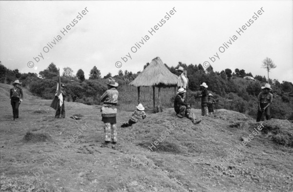 Image of sheet 19850520 photo 25: frtsg. 850510 Feier in Santiago de Atitlan. In Panachajel wählen die IndianerInen ihr den Präsidenten. Jan Schmeitz holländischer Fernseh TV Journalist an der Schreibmaschiene vor dem Hotel. Portrait. Die Bauern in ihren jeweiligen Trachten stehen vor dem Wahllokal in der Schlange. Gruppenbild Wahlen. Eine Mutter Campesina Indigena Indio und ihr Kind im Tuch wählt. In Solola ist der Platz voll von Menschenschlangen die den neuen Präsidenten wählen müsssen. Die Autodefensa ist ein gefährlicher Kontrollmechansimus zur Ueberwachung der eigenen Dorfwache Dorfwächter Dorfbevölkerung. Sie sind vom Staat organisiert und tragen auch einfache Holzgewehratrappen. Zwei alte Bauern in Patzun. Bauern beim wählen. Campesinos Guatemala 1985