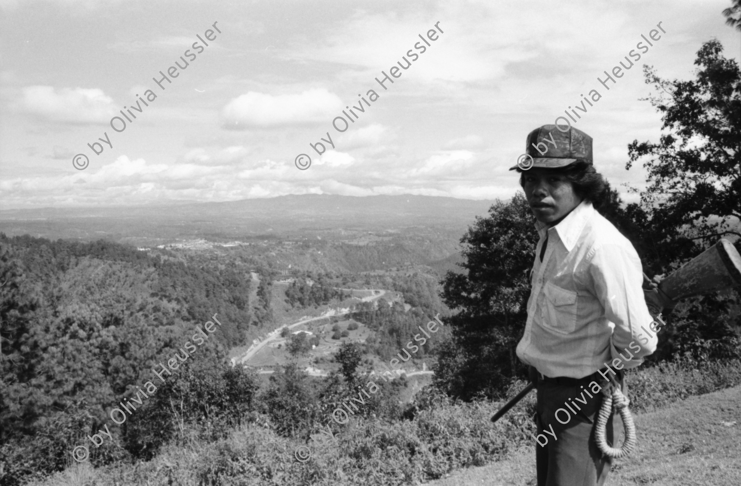 Image of sheet 19850520 photo 28: frtsg. 850510 Feier in Santiago de Atitlan. In Panachajel wählen die IndianerInen ihr den Präsidenten. Jan Schmeitz holländischer Fernseh TV Journalist an der Schreibmaschiene vor dem Hotel. Portrait. Die Bauern in ihren jeweiligen Trachten stehen vor dem Wahllokal in der Schlange. Gruppenbild Wahlen. Eine Mutter Campesina Indigena Indio und ihr Kind im Tuch wählt. In Solola ist der Platz voll von Menschenschlangen die den neuen Präsidenten wählen müsssen. Die Autodefensa ist ein gefährlicher Kontrollmechansimus zur Ueberwachung der eigenen Dorfwache Dorfwächter Dorfbevölkerung. Sie sind vom Staat organisiert und tragen auch einfache Holzgewehratrappen. Zwei alte Bauern in Patzun. Bauern beim wählen. Campesinos Guatemala 1985