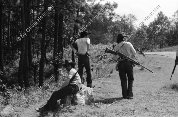 Image of sheet 19850520 photo 30: frtsg. 850510 Feier in Santiago de Atitlan. In Panachajel wählen die IndianerInen ihr den Präsidenten. Jan Schmeitz holländischer Fernseh TV Journalist an der Schreibmaschiene vor dem Hotel. Portrait. Die Bauern in ihren jeweiligen Trachten stehen vor dem Wahllokal in der Schlange. Gruppenbild Wahlen. Eine Mutter Campesina Indigena Indio und ihr Kind im Tuch wählt. In Solola ist der Platz voll von Menschenschlangen die den neuen Präsidenten wählen müsssen. Die Autodefensa ist ein gefährlicher Kontrollmechansimus zur Ueberwachung der eigenen Dorfwache Dorfwächter Dorfbevölkerung. Sie sind vom Staat organisiert und tragen auch einfache Holzgewehratrappen. Zwei alte Bauern in Patzun. Bauern beim wählen. Campesinos Guatemala 1985