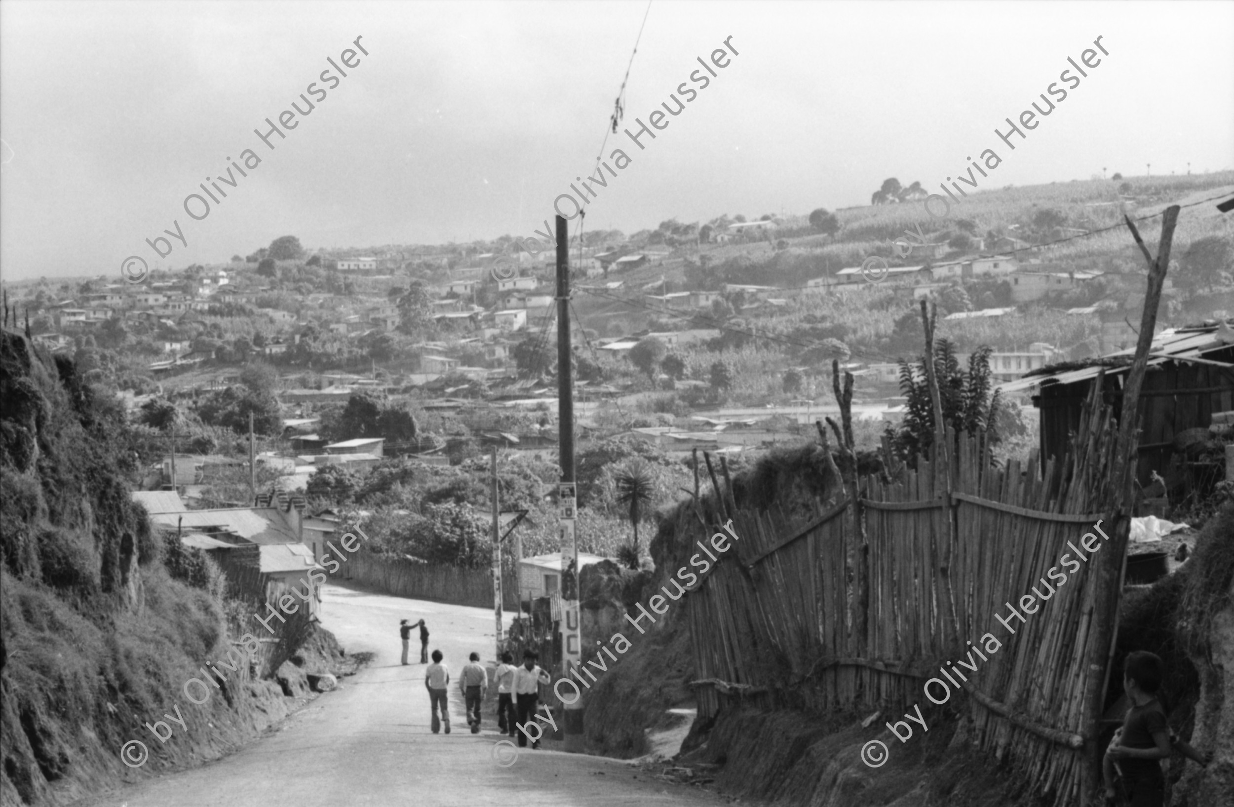 Image of sheet 19850520 photo 32: frtsg. 850510 Feier in Santiago de Atitlan. In Panachajel wählen die IndianerInen ihr den Präsidenten. Jan Schmeitz holländischer Fernseh TV Journalist an der Schreibmaschiene vor dem Hotel. Portrait. Die Bauern in ihren jeweiligen Trachten stehen vor dem Wahllokal in der Schlange. Gruppenbild Wahlen. Eine Mutter Campesina Indigena Indio und ihr Kind im Tuch wählt. In Solola ist der Platz voll von Menschenschlangen die den neuen Präsidenten wählen müsssen. Die Autodefensa ist ein gefährlicher Kontrollmechansimus zur Ueberwachung der eigenen Dorfwache Dorfwächter Dorfbevölkerung. Sie sind vom Staat organisiert und tragen auch einfache Holzgewehratrappen. Zwei alte Bauern in Patzun. Bauern beim wählen. Campesinos Guatemala 1985