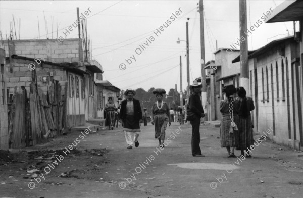 Image of sheet 19850520 photo 36: frtsg. 850510 Feier in Santiago de Atitlan. In Panachajel wählen die IndianerInen ihr den Präsidenten. Jan Schmeitz holländischer Fernseh TV Journalist an der Schreibmaschiene vor dem Hotel. Portrait. Die Bauern in ihren jeweiligen Trachten stehen vor dem Wahllokal in der Schlange. Gruppenbild Wahlen. Eine Mutter Campesina Indigena Indio und ihr Kind im Tuch wählt. In Solola ist der Platz voll von Menschenschlangen die den neuen Präsidenten wählen müsssen. Die Autodefensa ist ein gefährlicher Kontrollmechansimus zur Ueberwachung der eigenen Dorfwache Dorfwächter Dorfbevölkerung. Sie sind vom Staat organisiert und tragen auch einfache Holzgewehratrappen. Zwei alte Bauern in Patzun. Bauern beim wählen. Campesinos Guatemala 1985