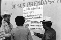 Image of sheet 19850520 photo 5: frtsg. 850510 Feier in Santiago de Atitlan. In Panachajel wählen die IndianerInen ihr den Präsidenten. Jan Schmeitz holländischer Fernseh TV Journalist an der Schreibmaschiene vor dem Hotel. Portrait. Die Bauern in ihren jeweiligen Trachten stehen vor dem Wahllokal in der Schlange. Gruppenbild Wahlen. Eine Mutter Campesina Indigena Indio und ihr Kind im Tuch wählt. In Solola ist der Platz voll von Menschenschlangen die den neuen Präsidenten wählen müsssen. Die Autodefensa ist ein gefährlicher Kontrollmechansimus zur Ueberwachung der eigenen Dorfwache Dorfwächter Dorfbevölkerung. Sie sind vom Staat organisiert und tragen auch einfache Holzgewehratrappen. Zwei alte Bauern in Patzun. Bauern beim wählen. Campesinos Guatemala 1985