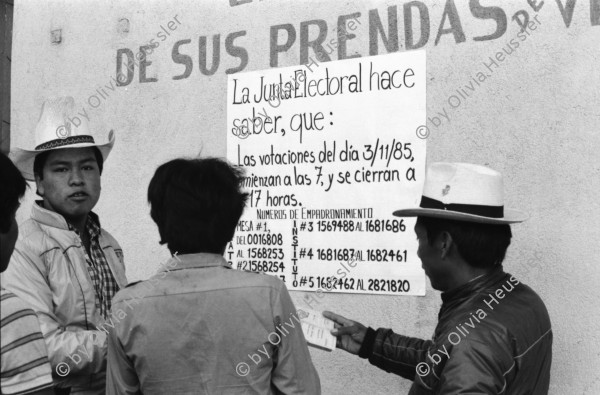 Image of sheet 19850520 photo 5: frtsg. 850510 Feier in Santiago de Atitlan. In Panachajel wählen die IndianerInen ihr den Präsidenten. Jan Schmeitz holländischer Fernseh TV Journalist an der Schreibmaschiene vor dem Hotel. Portrait. Die Bauern in ihren jeweiligen Trachten stehen vor dem Wahllokal in der Schlange. Gruppenbild Wahlen. Eine Mutter Campesina Indigena Indio und ihr Kind im Tuch wählt. In Solola ist der Platz voll von Menschenschlangen die den neuen Präsidenten wählen müsssen. Die Autodefensa ist ein gefährlicher Kontrollmechansimus zur Ueberwachung der eigenen Dorfwache Dorfwächter Dorfbevölkerung. Sie sind vom Staat organisiert und tragen auch einfache Holzgewehratrappen. Zwei alte Bauern in Patzun. Bauern beim wählen. Campesinos Guatemala 1985