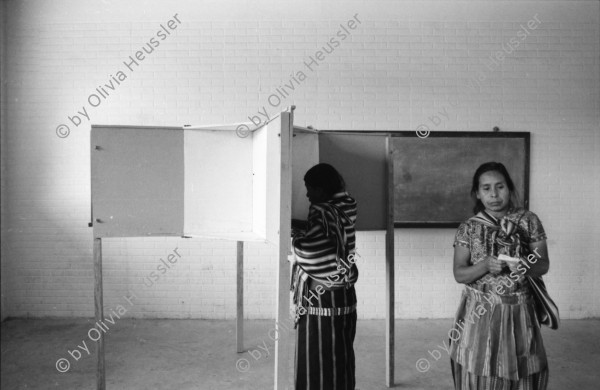 Image of sheet 19850520 photo 8: frtsg. 850510 Feier in Santiago de Atitlan. In Panachajel wählen die IndianerInen ihr den Präsidenten. Jan Schmeitz holländischer Fernseh TV Journalist an der Schreibmaschiene vor dem Hotel. Portrait. Die Bauern in ihren jeweiligen Trachten stehen vor dem Wahllokal in der Schlange. Gruppenbild Wahlen. Eine Mutter Campesina Indigena Indio und ihr Kind im Tuch wählt. In Solola ist der Platz voll von Menschenschlangen die den neuen Präsidenten wählen müsssen. Die Autodefensa ist ein gefährlicher Kontrollmechansimus zur Ueberwachung der eigenen Dorfwache Dorfwächter Dorfbevölkerung. Sie sind vom Staat organisiert und tragen auch einfache Holzgewehratrappen. Zwei alte Bauern in Patzun. Bauern beim wählen. Campesinos Guatemala 1985