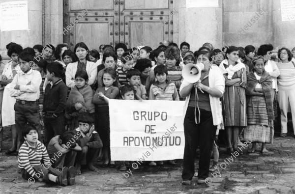 Image of sheet 19850530 photo 0: Transparente. Campesinos vor der Kathedrale in Guatemala City beim Regierungspalast.
Centralamerica Zentralamerika 1985