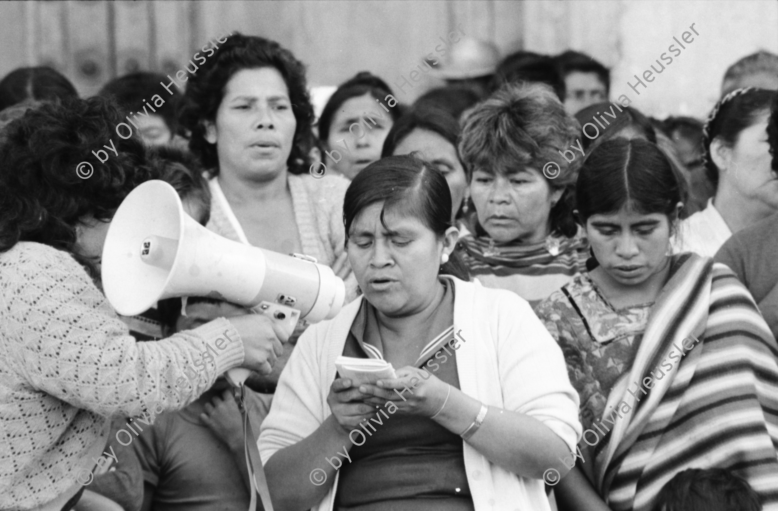 Image of sheet 19850530 photo 1: Nineth de Garcia today: Nineth Montenegro, is one of the founders of the Mutual Support Group (Grupo Apoyo Mutuo, or GAM) for relatives of the disappeared. Her husband Fernando was abducted three months before. But this group is not being formed simply to hold hands. They are supporting each other to protest the injustice of the disappearances.
GAM (Mutual Support Group; Spanish: Grupo de Apoyo Mutuo), one of Guatemala's oldest and best-known human rights organizations. mit Nineth de Garcia an der Spitze setzt sich seit Jahren für die Familien der vom
 Guatemaltekischen Militär und der Todesschwadronen entführten und
 ermordeten Menschen ein. Die GAM besetzte während den Wahlen, an denen 
Marco Vinicio Cerezo Arévalo (born 26 December 1942) is a Guatemalan politician. He served as President of Guatemala from 14 January 1986 to 14 January 1991 als Gewinner hervortrat die Kathedrale in der Hauptstadt. Das Wahlbüro und Computersaal. Pressearbeit Presse, Saal, Pc. Computer, JournalistInnen. Nineth de Garcia Montenegro Portrait. 

Transparente. Campesinos vor der Kathedrale in Guatemala City beim Regierungspalast.
Centralamerica Zentralamerika 1985