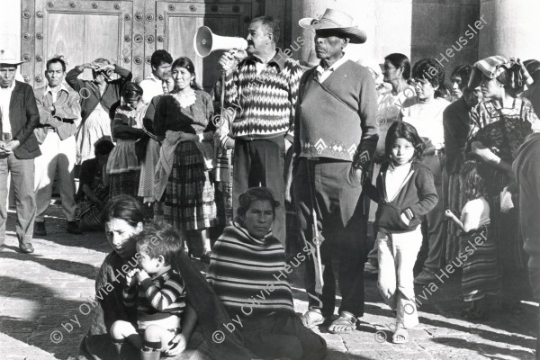 Image of sheet 19850530 photo 11: ndigene Bauern während Protest mit Nineth de Garcia (GAM) vor der Kathedrale in Guatemala City, 1985.

Campesinos Bauern Indigenas Indianer während dem Protest von Nineth de Garcia today: Nineth Montenegro, is one of the founders of the Mutual Support Group (Grupo Apoyo Mutuo, or GAM) for relatives of the disappeared. Her husband Fernando was abducted three months before. But this group is not being formed simply to hold hands. They are supporting each other to protest the injustice of the disappearances.
GAM (Mutual Support Group; Spanish: Grupo de Apoyo Mutuo), one of Guatemala's oldest and best-known human rights organizations. mit Nineth de Garcia an der Spitze setzt sich seit Jahren für die Familien der vom
Guatemaltekischen Militär und der Todesschwadronen entführten und
ermordeten Menschen ein. Die GAM besetzte während den Wahlen


Campesinos vor der Kathedrale in Guatemala City beim Regierungspalast.
Centralamerica Zentralamerika 1985 √