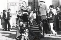 Image of sheet 19850530 photo 13: Campesinos Bauern Indigenas Indianer während dem Protest von Nineth de Garcia today: Nineth Montenegro, is one of the founders of the Mutual Support Group (Grupo Apoyo Mutuo, or GAM) for relatives of the disappeared. Her husband Fernando was abducted three months before. But this group is not being formed simply to hold hands. They are supporting each other to protest the injustice of the disappearances.
GAM (Mutual Support Group; Spanish: Grupo de Apoyo Mutuo), one of Guatemala's oldest and best-known human rights organizations. mit Nineth de Garcia an der Spitze setzt sich seit Jahren für die Familien der vom
Guatemaltekischen Militär und der Todesschwadronen entführten und
ermordeten Menschen ein. Die GAM besetzte während den Wahlen


Campesinos vor der Kathedrale in Guatemala City beim Regierungspalast.
Centralamerica Zentralamerika 1985 √