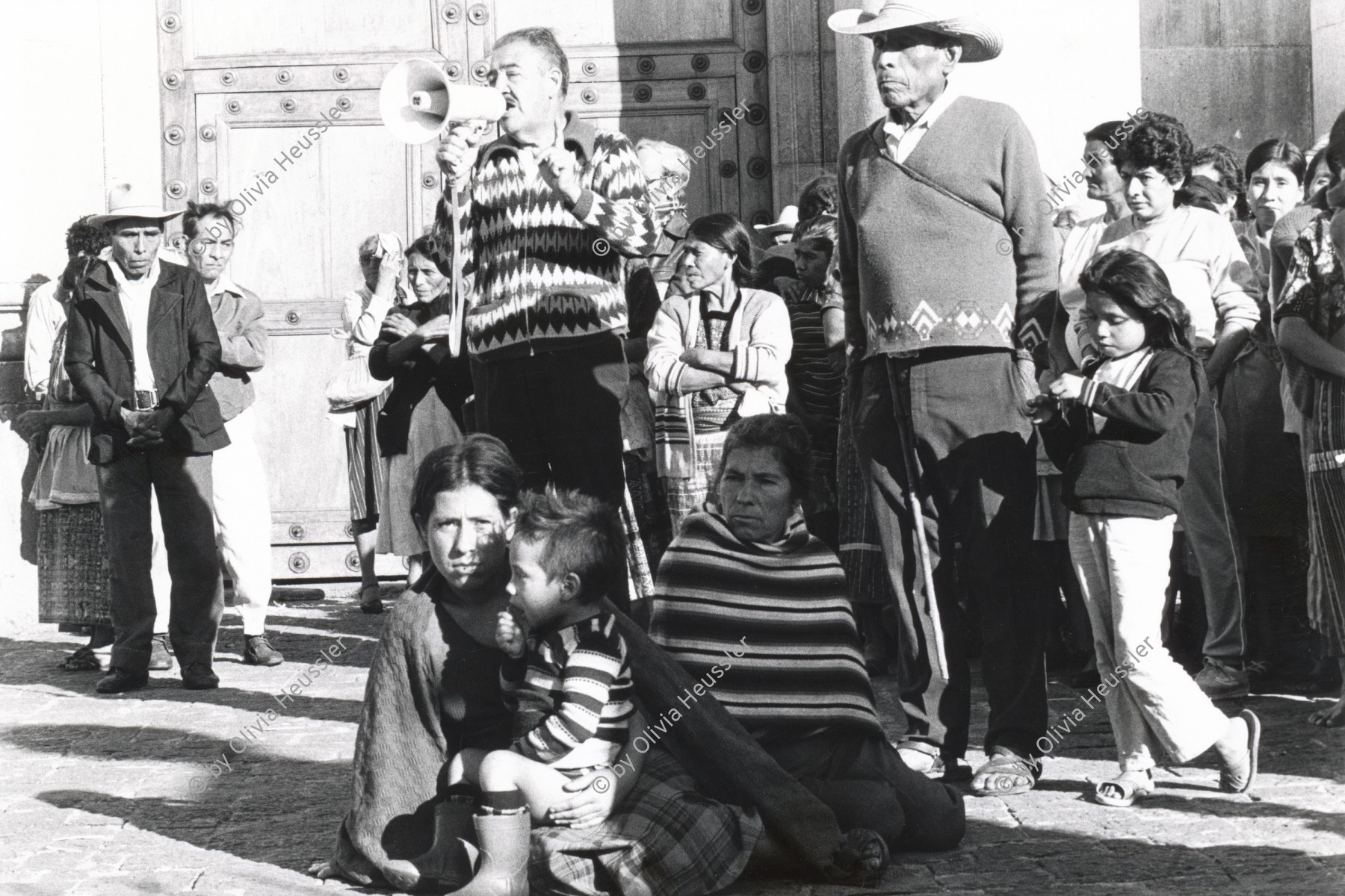 Image of sheet 19850530 photo 13: Campesinos Bauern Indigenas Indianer während dem Protest von Nineth de Garcia today: Nineth Montenegro, is one of the founders of the Mutual Support Group (Grupo Apoyo Mutuo, or GAM) for relatives of the disappeared. Her husband Fernando was abducted three months before. But this group is not being formed simply to hold hands. They are supporting each other to protest the injustice of the disappearances.
GAM (Mutual Support Group; Spanish: Grupo de Apoyo Mutuo), one of Guatemala's oldest and best-known human rights organizations. mit Nineth de Garcia an der Spitze setzt sich seit Jahren für die Familien der vom
Guatemaltekischen Militär und der Todesschwadronen entführten und
ermordeten Menschen ein. Die GAM besetzte während den Wahlen


Campesinos vor der Kathedrale in Guatemala City beim Regierungspalast.
Centralamerica Zentralamerika 1985 √