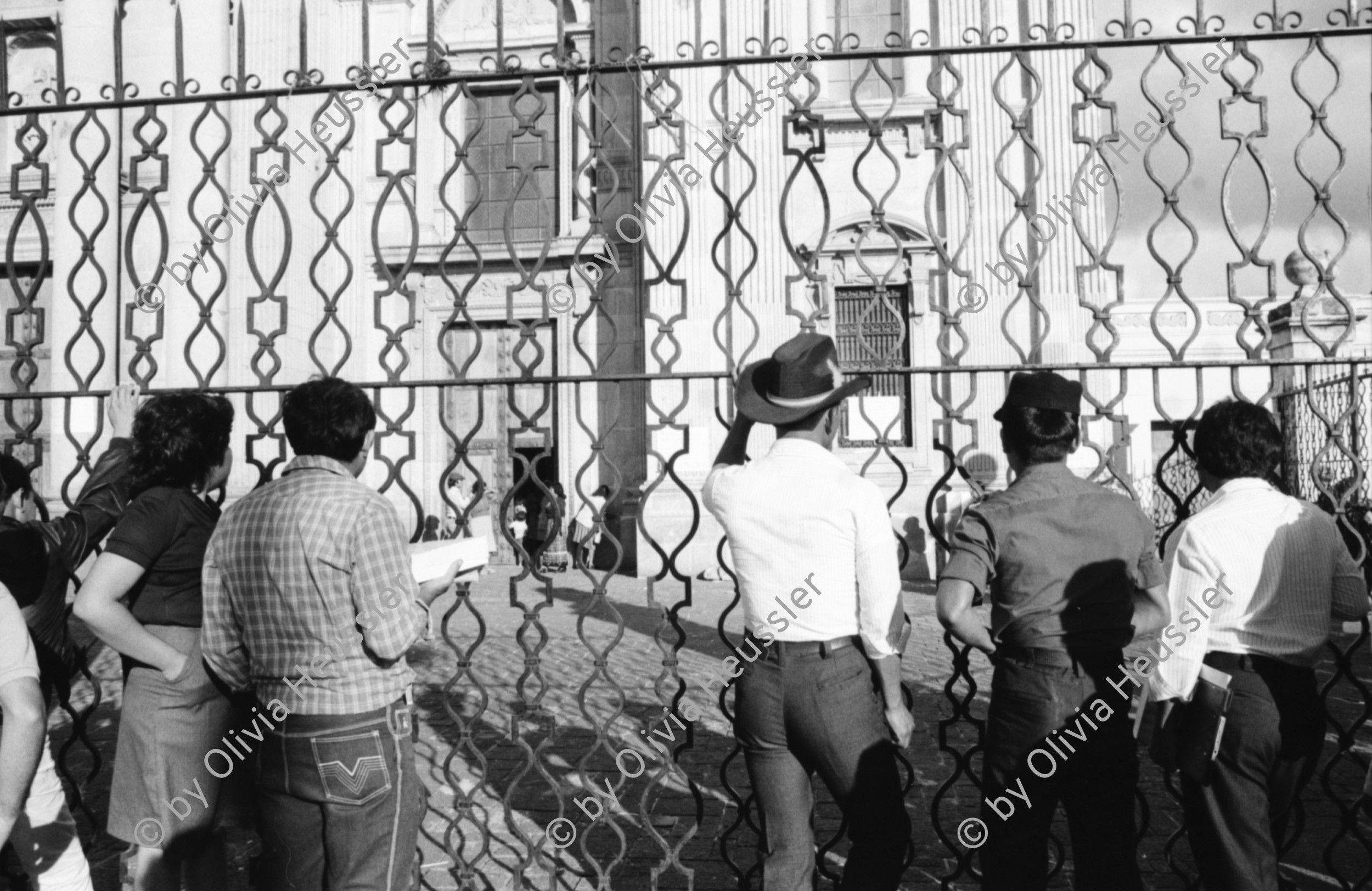 Image of sheet 19850530 photo 22: Nineth de Garcia today: Nineth Montenegro, is one of the founders of the Mutual Support Group (Grupo Apoyo Mutuo, or GAM) for relatives of the disappeared. Her husband Fernando was abducted three months before. But this group is not being formed simply to hold hands. They are supporting each other to protest the injustice of the disappearances.
GAM (Mutual Support Group; Spanish: Grupo de Apoyo Mutuo), one of Guatemala's oldest and best-known human rights organizations. mit Nineth de Garcia an der Spitze setzt sich seit Jahren für die Familien der vom
 Guatemaltekischen Militär und der Todesschwadronen entführten und
 ermordeten Menschen ein. Die GAM besetzte während den Wahlen, an denen 
Marco Vinicio Cerezo Arévalo (born 26 December 1942) is a Guatemalan politician. He served as President of Guatemala from 14 January 1986 to 14 January 1991 als Gewinner hervortrat die Kathedrale in der Hauptstadt. Das Wahlbüro und Computersaal. Pressearbeit Presse, Saal, Pc. Computer, JournalistInnen. Nineth de Garcia Montenegro Portrait. 

Transparente. Campesinos vor der Kathedrale in Guatemala City beim Regierungspalast.
Centralamerica Zentralamerika 1985