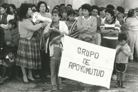 Image of sheet 19850530 photo 3: Nineth de Garcia today: Nineth Montenegro, is one of the founders of the Mutual Support Group (Grupo Apoyo Mutuo, or GAM) for relatives of the disappeared. Her husband Fernando was abducted three months before. But this group is not being formed simply to hold hands. They are supporting each other to protest the injustice of the disappearances. GAM (Mutual Support Group; Spanish: Grupo de Apoyo Mutuo), one of Guatemala's oldest and best-known human rights organizations.
Nineth de Garcia heute: Nineth Montenegro, an der Spitze setzt sich seit Jahren für die Familien der vom Guatemaltekischen Militär und der Todesschwadronen entführten und ermordeten Menschen ein. Die GAM besetzte während den Wahlen mit Transparenten 
Indigenas und Campesinos vor der Kathedrale in Guatemala City beim Regierungspalast.
Centralamerica Zentralamerika 1985 
√
