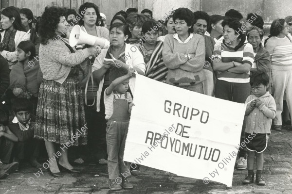 Image of sheet 19850530 photo 3: Nineth de Garcia today: Nineth Montenegro, is one of the founders of the Mutual Support Group (Grupo Apoyo Mutuo, or GAM) for relatives of the disappeared. Her husband Fernando was abducted three months before. But this group is not being formed simply to hold hands. They are supporting each other to protest the injustice of the disappearances. GAM (Mutual Support Group; Spanish: Grupo de Apoyo Mutuo), one of Guatemala's oldest and best-known human rights organizations.
Nineth de Garcia heute: Nineth Montenegro, an der Spitze setzt sich seit Jahren für die Familien der vom Guatemaltekischen Militär und der Todesschwadronen entführten und ermordeten Menschen ein. Die GAM besetzte während den Wahlen mit Transparenten 
Indigenas und Campesinos vor der Kathedrale in Guatemala City beim Regierungspalast.
Centralamerica Zentralamerika 1985 
√