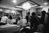 Image of sheet 19850530 photo 30: Journalist*Innen im Wahlbüro mit ComputervPC, Guatemala 1985. Pressearbeit Presse 

Centralamerica Zentralamerika