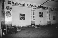 Image of sheet 19850530 photo 33: Obdachlose Kinder schlagen überall sichtbar ihre Nachtlager auf. Werbung für «National» Casa Urbina
Guatemala City Zentralamerika Centralamerica 1985 √