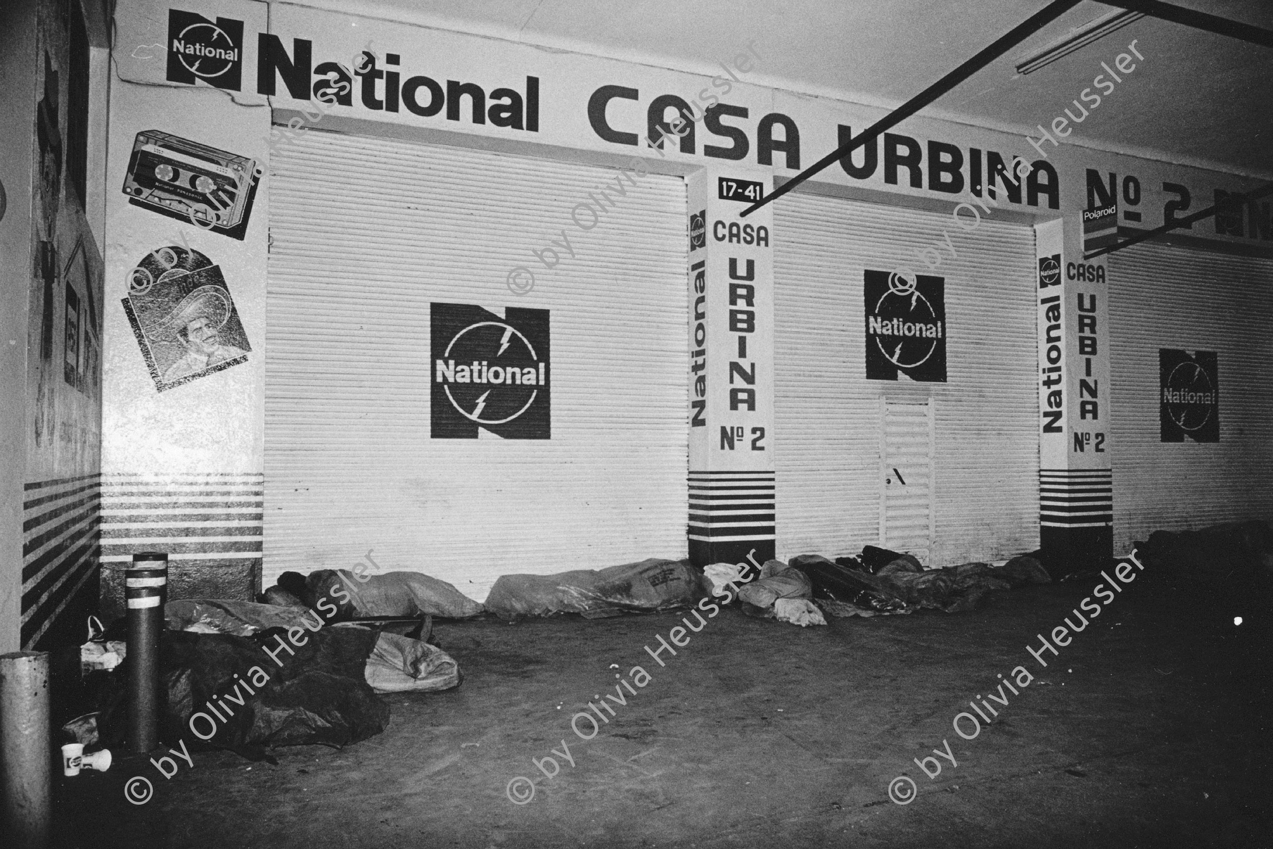 Image of sheet 19850530 photo 33: Obdachlose Kinder schlagen überall sichtbar ihre Nachtlager auf. Werbung für «National» Casa Urbina
Guatemala City Zentralamerika Centralamerica 1985 √