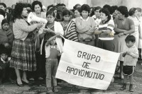 Image of sheet 19850530 photo 4: Die Gruppe für gegenseitige Hilfe, setzt sich für die Frauen und Hinterbliebenen von Vermissten ein. 
Nineth Montenegro GAM 'Mutual Support Group'; Spanish: Grupo de Apoyo Mutuo), one of Guatemala's oldest and best-known human rights organizations. 
(Hinter dem Spruchband) leitet diese Gruppe. Guatemala City Guatemala 11.85 1985 √