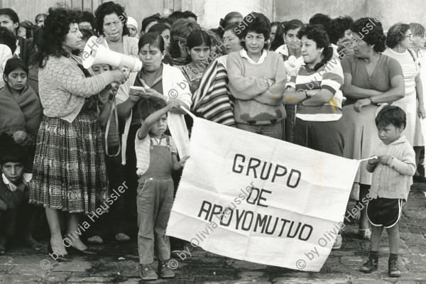 Image of sheet 19850530 photo 4: Die Gruppe für gegenseitige Hilfe, setzt sich für die Frauen und Hinterbliebenen von Vermissten ein. 
Nineth Montenegro GAM 'Mutual Support Group'; Spanish: Grupo de Apoyo Mutuo), one of Guatemala's oldest and best-known human rights organizations. 
(Hinter dem Spruchband) leitet diese Gruppe. Guatemala City Guatemala 11.85 1985 √