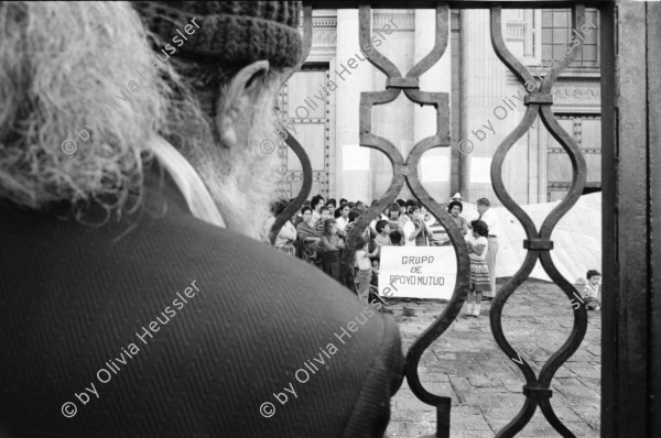 Image of sheet 19850530 photo 8: Nineth de Garcia today: Nineth Montenegro, is one of the founders of the Mutual Support Group (Grupo Apoyo Mutuo, or GAM) for relatives of the disappeared. Her husband Fernando was abducted three months before. But this group is not being formed simply to hold hands. They are supporting each other to protest the injustice of the disappearances.
GAM (Mutual Support Group; Spanish: Grupo de Apoyo Mutuo), one of Guatemala's oldest and best-known human rights organizations. mit Nineth de Garcia an der Spitze setzt sich seit Jahren für die Familien der vom
 Guatemaltekischen Militär und der Todesschwadronen entführten und
 ermordeten Menschen ein. Die GAM besetzte während den Wahlen, an denen 
Marco Vinicio Cerezo Arévalo (born 26 December 1942) is a Guatemalan politician. He served as President of Guatemala from 14 January 1986 to 14 January 1991 als Gewinner hervortrat die Kathedrale in der Hauptstadt. Das Wahlbüro und Computersaal. Pressearbeit Presse, Saal, Pc. Computer, JournalistInnen. Nineth de Garcia Montenegro Portrait. 

Transparente. Campesinos vor der Kathedrale in Guatemala City beim Regierungspalast.
Centralamerica Zentralamerika 1985