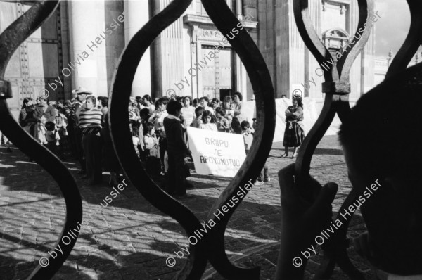 Image of sheet 19850530 photo 9: Nineth de Garcia today: Nineth Montenegro, is one of the founders of the Mutual Support Group (Grupo Apoyo Mutuo, or GAM) for relatives of the disappeared. Her husband Fernando was abducted three months before. But this group is not being formed simply to hold hands. They are supporting each other to protest the injustice of the disappearances.
GAM (Mutual Support Group; Spanish: Grupo de Apoyo Mutuo), one of Guatemala's oldest and best-known human rights organizations. mit Nineth de Garcia an der Spitze setzt sich seit Jahren für die Familien der vom
 Guatemaltekischen Militär und der Todesschwadronen entführten und
 ermordeten Menschen ein. Die GAM besetzte während den Wahlen, an denen 
Marco Vinicio Cerezo Arévalo (born 26 December 1942) is a Guatemalan politician. He served as President of Guatemala from 14 January 1986 to 14 January 1991 als Gewinner hervortrat die Kathedrale in der Hauptstadt. Das Wahlbüro und Computersaal. Pressearbeit Presse, Saal, Pc. Computer, JournalistInnen. Nineth de Garcia Montenegro Portrait. 

Transparente. Campesinos vor der Kathedrale in Guatemala City beim Regierungspalast.
Centralamerica Zentralamerika 1985