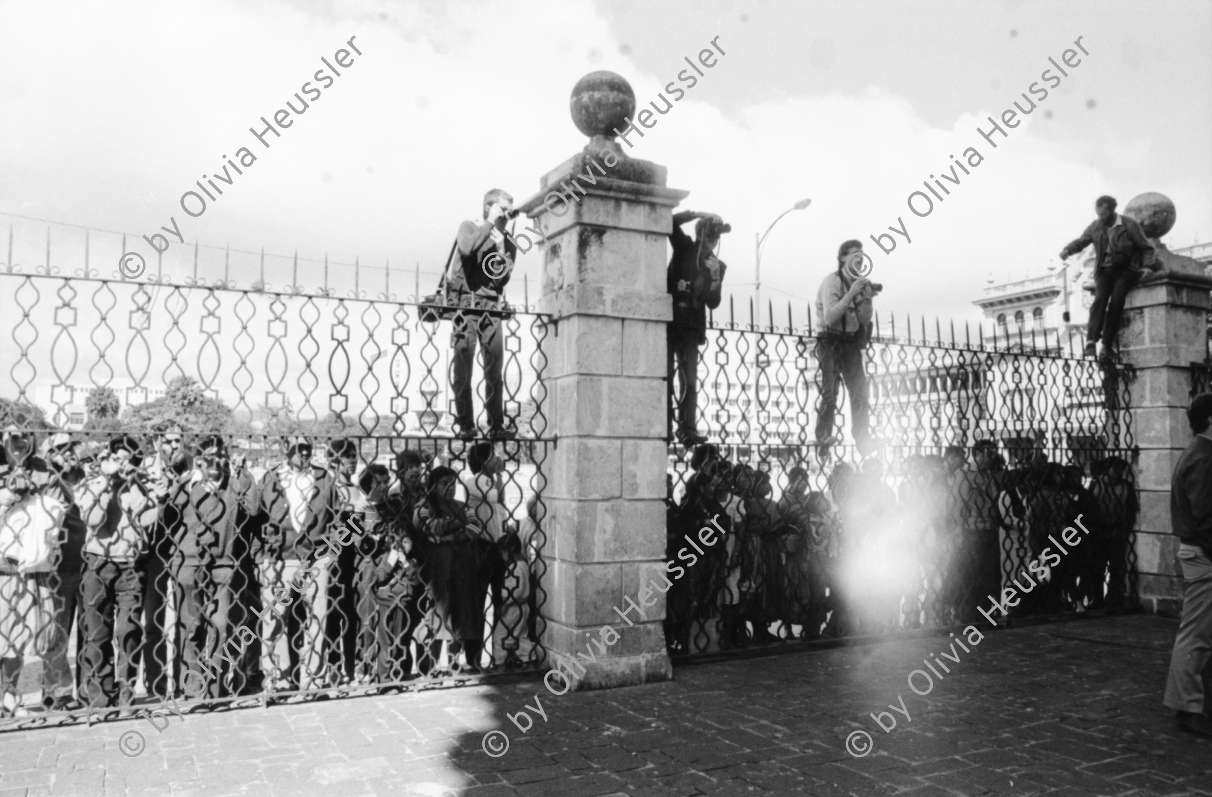 Image of sheet 19850540 photo 0: Ende der Kathedralenbesetzung durch das (GAM)  Grupo de Apoyo Mutuo (Mutual suport group), mit Nineth de Garcia Montenegro die Indianer Innen stehen vor der Kathedrale. 
PK Pressekonferenz mit Militärgeneral Mejia Victores Portrait.
Óscar Humberto Mejía Víctores (* 9. Dezember 1930 in Guatemala-Stadt) war vom 8. August 1983 bis 14. Januar 1986 guatemaltekischer Staatschef.
Óscar Humberto Mejía Victores (born December 9, 1930) was the 27th President of Guatemala from 8 August 1983 to 14 January 1986.

Zentralamerika Centralamerica 1985 √


Grosse Gewerkschafts Demonstration der Cooperativisten durch San Salvador. El Salvador 1985
Gewerkschafts Demonstration mit: Fenacoa Fedecobacen Fecoracen Manifestation Transparent mit den Angaben über die geforderten Preise von: Maiz Arroz Frijol Ajonjoli Algodon (Mais, Baumwolle, Bohnen und Reis
«Pedimos estos Precios» Wir wollen diese Preise!
Lebensmittel Preisen. Masse.