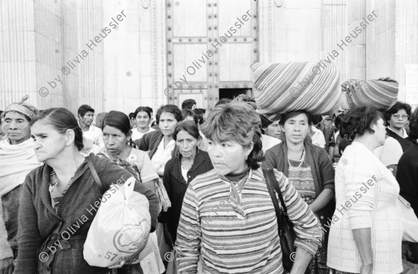 Image of sheet 19850540 photo 1: Ende der Kathedralenbesetzung durch das (GAM)  Grupo de Apoyo Mutuo (Mutual suport group), mit Nineth de Garcia Montenegro die Indianer Innen stehen vor der Kathedrale. 
PK Pressekonferenz mit Militärgeneral Mejia Victores Portrait.
Óscar Humberto Mejía Víctores (* 9. Dezember 1930 in Guatemala-Stadt) war vom 8. August 1983 bis 14. Januar 1986 guatemaltekischer Staatschef.
Óscar Humberto Mejía Victores (born December 9, 1930) was the 27th President of Guatemala from 8 August 1983 to 14 January 1986.

Zentralamerika Centralamerica 1985 √


Grosse Gewerkschafts Demonstration der Cooperativisten durch San Salvador. El Salvador 1985
Gewerkschafts Demonstration mit: Fenacoa Fedecobacen Fecoracen Manifestation Transparent mit den Angaben über die geforderten Preise von: Maiz Arroz Frijol Ajonjoli Algodon (Mais, Baumwolle, Bohnen und Reis
«Pedimos estos Precios» Wir wollen diese Preise!
Lebensmittel Preisen. Masse.