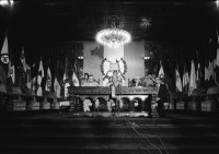 Image of sheet 19850540 photo 11: Ende der Kathedralenbesetzung durch das (GAM)  Grupo de Apoyo Mutuo (Mutual suport group), mit Nineth de Garcia Montenegro die Indianer Innen stehen vor der Kathedrale. 
PK Pressekonferenz mit Militärgeneral Mejia Victores Portrait.
Óscar Humberto Mejía Víctores (* 9. Dezember 1930 in Guatemala-Stadt) war vom 8. August 1983 bis 14. Januar 1986 guatemaltekischer Staatschef.
Óscar Humberto Mejía Victores (born December 9, 1930) was the 27th President of Guatemala from 8 August 1983 to 14 January 1986.

Zentralamerika Centralamerica 1985 √


Grosse Gewerkschafts Demonstration der Cooperativisten durch San Salvador. El Salvador 1985
Gewerkschafts Demonstration mit: Fenacoa Fedecobacen Fecoracen Manifestation Transparent mit den Angaben über die geforderten Preise von: Maiz Arroz Frijol Ajonjoli Algodon (Mais, Baumwolle, Bohnen und Reis
«Pedimos estos Precios» Wir wollen diese Preise!
Lebensmittel Preisen. Masse.