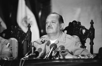 Image of sheet 19850540 photo 15: war vom 8. August 1983 bis 14. Januar 1986 guatemaltekischer Staatschef.
Óscar Humberto Mejía Victores (born December 9, 1930) was the 27th President of Guatemala from 8 August 1983 to 14 January 1986.