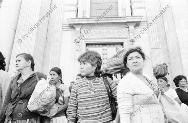 Image of sheet 19850540 photo 2: Ende der Kathedralenbesetzung durch das (GAM)  Grupo de Apoyo Mutuo (Mutual suport group), mit Nineth de Garcia Montenegro die Indianer Innen stehen vor der Kathedrale. 
PK Pressekonferenz mit Militärgeneral Mejia Victores Portrait.
Óscar Humberto Mejía Víctores (* 9. Dezember 1930 in Guatemala-Stadt) war vom 8. August 1983 bis 14. Januar 1986 guatemaltekischer Staatschef.
Óscar Humberto Mejía Victores (born December 9, 1930) was the 27th President of Guatemala from 8 August 1983 to 14 January 1986.

Zentralamerika Centralamerica 1985 √


Grosse Gewerkschafts Demonstration der Cooperativisten durch San Salvador. El Salvador 1985
Gewerkschafts Demonstration mit: Fenacoa Fedecobacen Fecoracen Manifestation Transparent mit den Angaben über die geforderten Preise von: Maiz Arroz Frijol Ajonjoli Algodon (Mais, Baumwolle, Bohnen und Reis
«Pedimos estos Precios» Wir wollen diese Preise!
Lebensmittel Preisen. Masse.