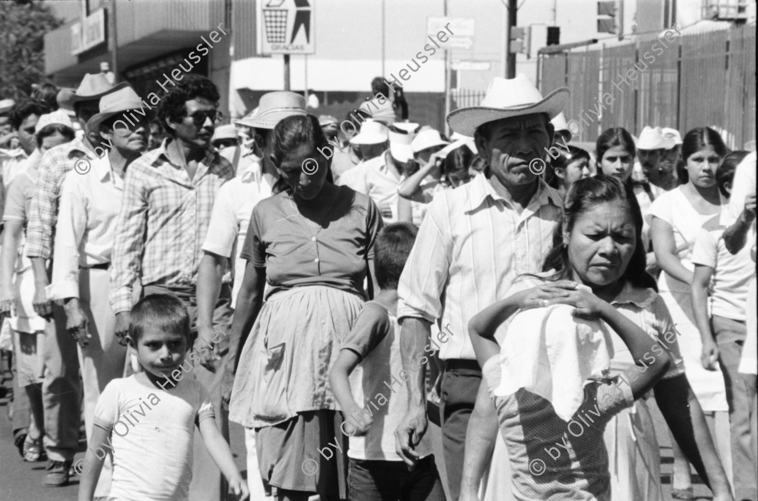 Image of sheet 19850540 photo 29: Grosse Gewerkschafts Demonstration der Cooperativisten durch San Salvador. El Salvador 1985
Gewerkschafts Demonstration mit: Fenacoa Fedecobacen Fecoracen Manifestation Transparent mit den Angaben über die geforderten Preise von: Maiz Arroz Frijol Ajonjoli Algodon (Mais, Baumwolle, Bohnen und Reis
«Pedimos estos Precios» Wir wollen diese Preise!
Lebensmittel Preisen. Masse.