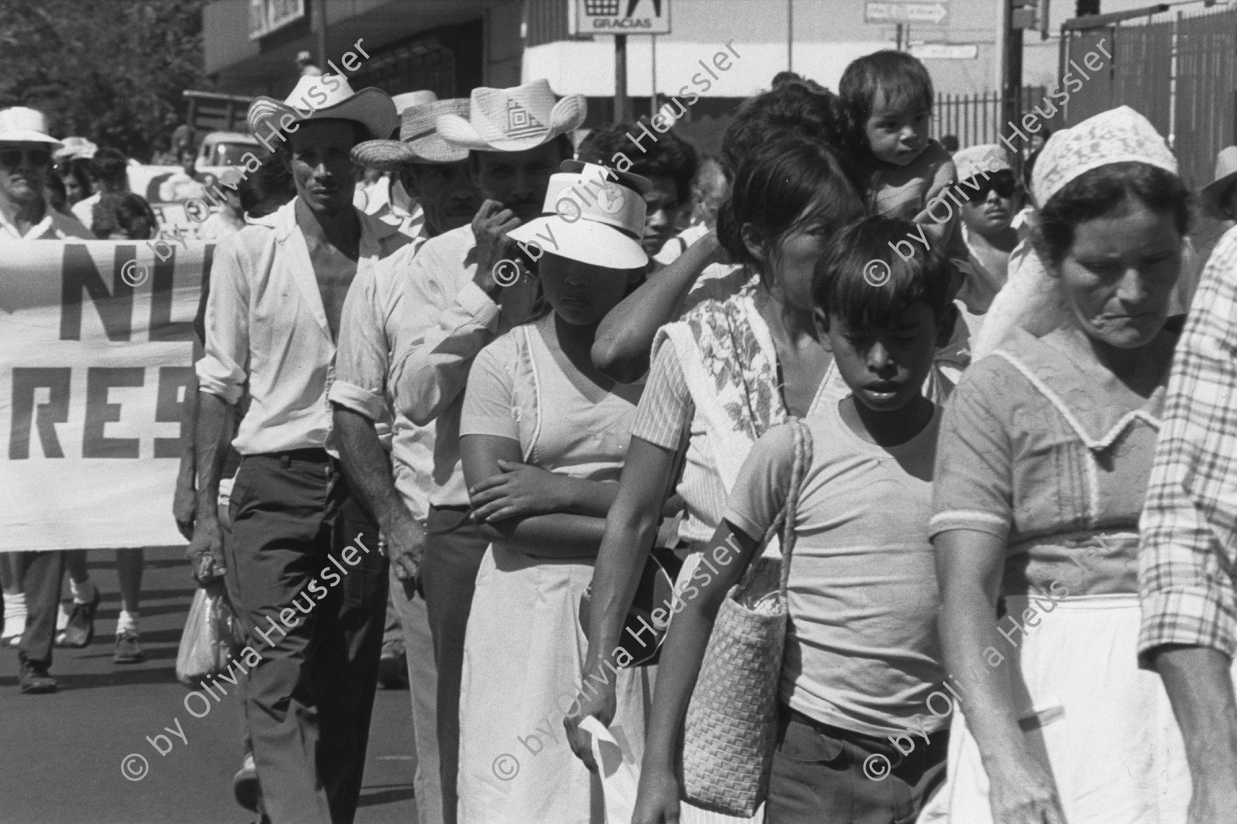 Image of sheet 19850540 photo 30: An der Demonstration der Gewerkschaften gegen die Preiserhöhungen nehmen auch viele Frauen teil. San Salvador 11.1985
Grosse Gewerkschafts Demonstration der Cooperativisten durch San Salvador. El Salvador 1985 Gewerkschafts Demonstration mit: Fenacoa Fedecobacen Fecoracen Manifestation Transparent mit den Angaben über die geforderten Preise von: Maiz Arroz Frijol Ajonjoli Algodon (Mais, Baumwolle, Bohnen und Reis «Pedimos estos Precios» Wir wollen diese Preise! Lebensmittel Preisen. Masse. 

Zentralamerika Centralamerica 1985 √