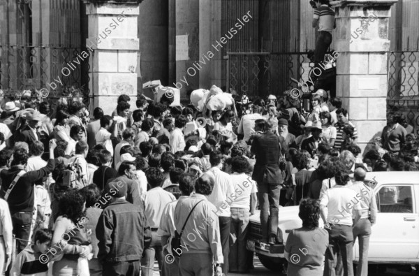 Image of sheet 19850540 photo 4: Ende der Kathedralenbesetzung durch das (GAM)  Grupo de Apoyo Mutuo (Mutual suport group), mit Nineth de Garcia Montenegro die Indianer Innen stehen vor der Kathedrale. 
PK Pressekonferenz mit Militärgeneral Mejia Victores Portrait.
Óscar Humberto Mejía Víctores (* 9. Dezember 1930 in Guatemala-Stadt) war vom 8. August 1983 bis 14. Januar 1986 guatemaltekischer Staatschef.
Óscar Humberto Mejía Victores (born December 9, 1930) was the 27th President of Guatemala from 8 August 1983 to 14 January 1986.

Zentralamerika Centralamerica 1985 √


Grosse Gewerkschafts Demonstration der Cooperativisten durch San Salvador. El Salvador 1985
Gewerkschafts Demonstration mit: Fenacoa Fedecobacen Fecoracen Manifestation Transparent mit den Angaben über die geforderten Preise von: Maiz Arroz Frijol Ajonjoli Algodon (Mais, Baumwolle, Bohnen und Reis
«Pedimos estos Precios» Wir wollen diese Preise!
Lebensmittel Preisen. Masse.