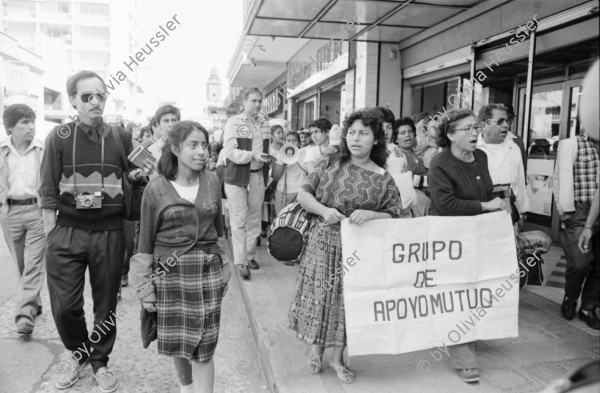 Image of sheet 19850540 photo 8: Ende der Kathedralenbesetzung durch das (GAM)  Grupo de Apoyo Mutuo (Mutual suport group), mit Nineth de Garcia Montenegro die Indianer Innen stehen vor der Kathedrale.