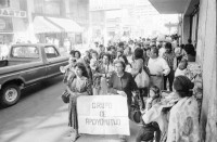 Image of sheet 19850540 photo 9: Ende der Kathedralenbesetzung durch das (GAM)  Grupo de Apoyo Mutuo (Mutual suport group), mit Nineth de Garcia Montenegro die Indianer Innen stehen vor der Kathedrale.