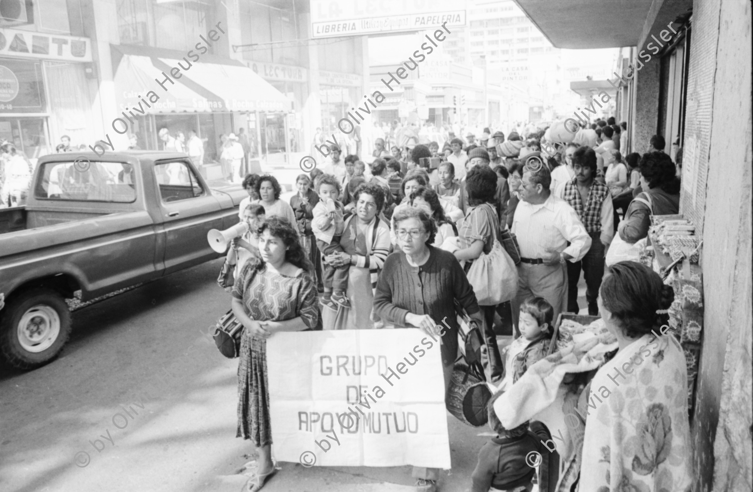 Image of sheet 19850540 photo 9: Ende der Kathedralenbesetzung durch das (GAM)  Grupo de Apoyo Mutuo (Mutual suport group), mit Nineth de Garcia Montenegro die Indianer Innen stehen vor der Kathedrale.