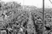 Image of sheet 19850550 photo 10: die Soldaten Army Militär Military Army des EPS, die aus den Bergen zurückkommen und verabschieden gleichzeitig die neuen, die in die Berge fahren, an die Front. Die Gewehre werden reihenweise zum selben Zeitpunkt übergeben. Por la Paz Por la Patria por el Futuro. Managua Plaza de la Revolucion 1985