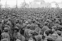 Image of sheet 19850550 photo 11: Militär Truppenübernahme durch Sandinisten empfangen die Soldaten Army Militär Military Army des EPS, die aus den Bergen zurückkommen und verabschieden gleichzeitig die neuen, die in die Berge fahren, an die Front. Die Gewehre werden reihenweise zum selben Zeitpunkt übergeben. Por la Paz Por la Patria por el Futuro. Managua Plaza de la Revolucion 1985