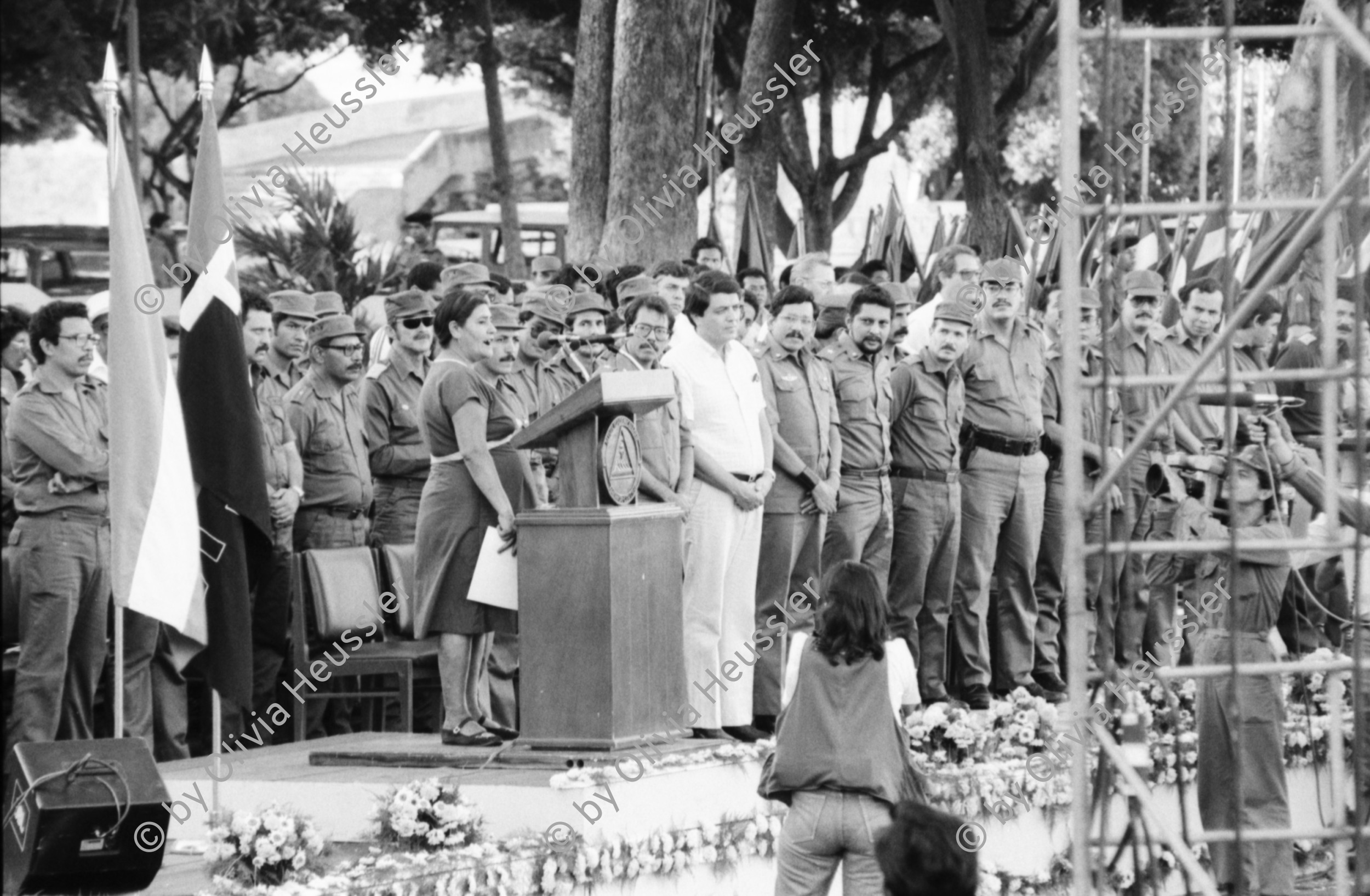 Image of sheet 19850550 photo 8: Ortega und Comp. Militär Truppenübernahme durch Sandinisten Sandinistischen Kommandant Daniel Ortega und Sergio Ramirez empfangen die Soldaten Army Militär Military Army des EPS, die aus den Bergen zurückkommen und verabschieden gleichzeitig die neuen, die in die Berge fahren, an die Front. Die Gewehre werden reihenweise zum selben Zeitpunkt übergeben. Por la Paz Por la Patria por el Futuro. Managua Plaza de la Revolucion 1985
The Sandinista Popular Army (or People's Army; Ejército Popular Sandinista, EPS) was the military established in 1979 by the new Sandinista government to replace the National Guard, following the overthow of Anastasio Somoza Debayle.