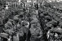 Image of sheet 19850550 photo 9: Militär Truppenübernahme durch Sandinisten Sandinistischen Soldaten Army Militär Military Army des EPS, die aus den Bergen zurückkommen verabschieden gleichzeitig die neuen, die in die Berge fahren, an die Front. Die Gewehre werden reihenweise zum selben Zeitpunkt übergeben. Por la Paz Por la Patria por el Futuro. Managua Plaza de la Revolucion Nicaragua 1985