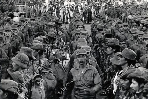 Image of sheet 19850550 photo 9: Militär Truppenübernahme durch Sandinisten Sandinistischen Soldaten Army Militär Military Army des EPS, die aus den Bergen zurückkommen verabschieden gleichzeitig die neuen, die in die Berge fahren, an die Front. Die Gewehre werden reihenweise zum selben Zeitpunkt übergeben. Por la Paz Por la Patria por el Futuro. Managua Plaza de la Revolucion Nicaragua 1985