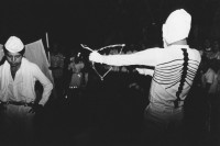 Image of sheet 19850551 photo 28: Volkstheater mit Engel, Teufel und Tod mit bemaltem Skelett auf dem Rücken, im kleinen Dorf Huicvcar bei San Salvador. Verkleidete Bauern tanzen miteinander. Feuerspiele in der Nacht.
Huizúcar is a municipality in the La Libertad department of El Salvador
Zentralamerika Centralamerica 1985 √