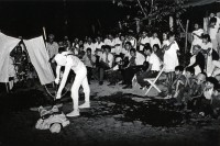 Image of sheet 19850551 photo 31: Volkstheater mit Engel, Teufel und Tod mit bemaltem Skelett auf dem Rücken, im kleinen Dorf Huicvcar bei San Salvador. Verkleidete Bauern tanzen miteinander. Feuerspiele in der Nacht.
Huizúcar is a municipality in the La Libertad department of El Salvador
Zentralamerika Centralamerica 1985 √
