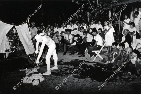 Image of sheet 19850551 photo 31: Volkstheater mit Engel, Teufel und Tod mit bemaltem Skelett auf dem Rücken, im kleinen Dorf Huicvcar bei San Salvador. Verkleidete Bauern tanzen miteinander. Feuerspiele in der Nacht.
Huizúcar is a municipality in the La Libertad department of El Salvador
Zentralamerika Centralamerica 1985 √